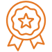 Médaille orange stylisée avec une étoile au centre et des rubans, symbolisant la qualité, l'excellence ou une certification.